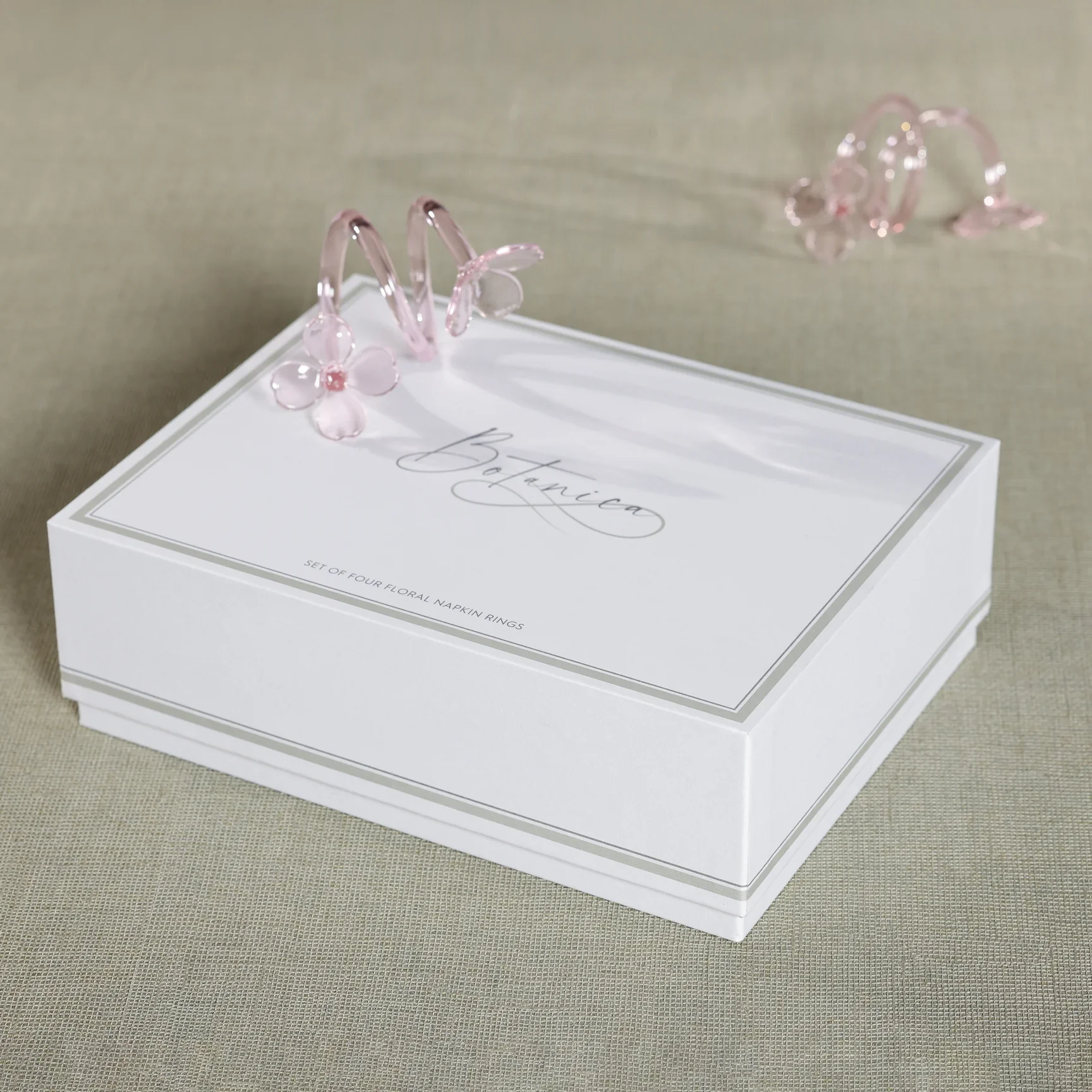 Botanica Set of 4 Glass Flower Napkin Rings in Pink - Image 4