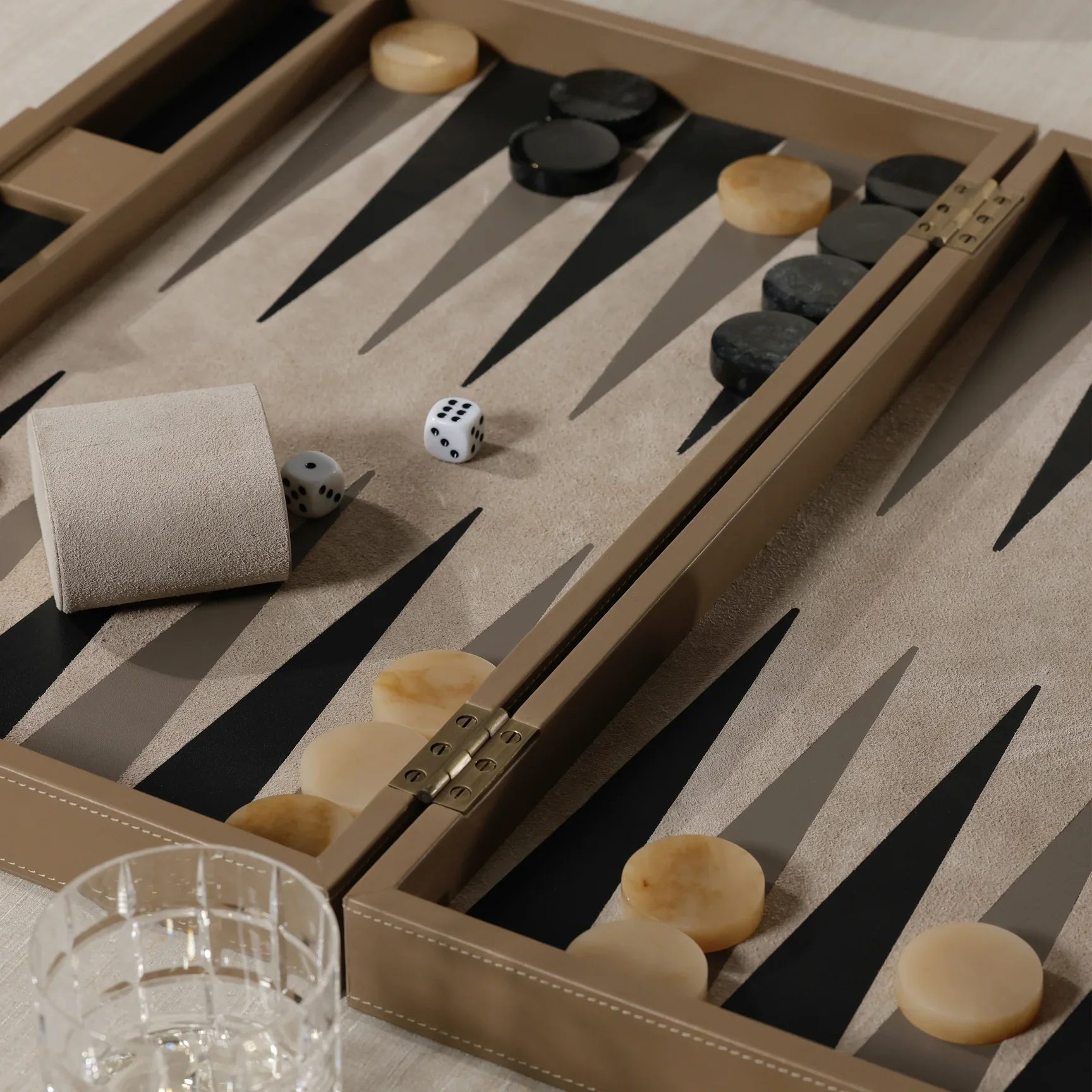 Geneva 19 in Backgammon Set - Taupe Leather - Image 6