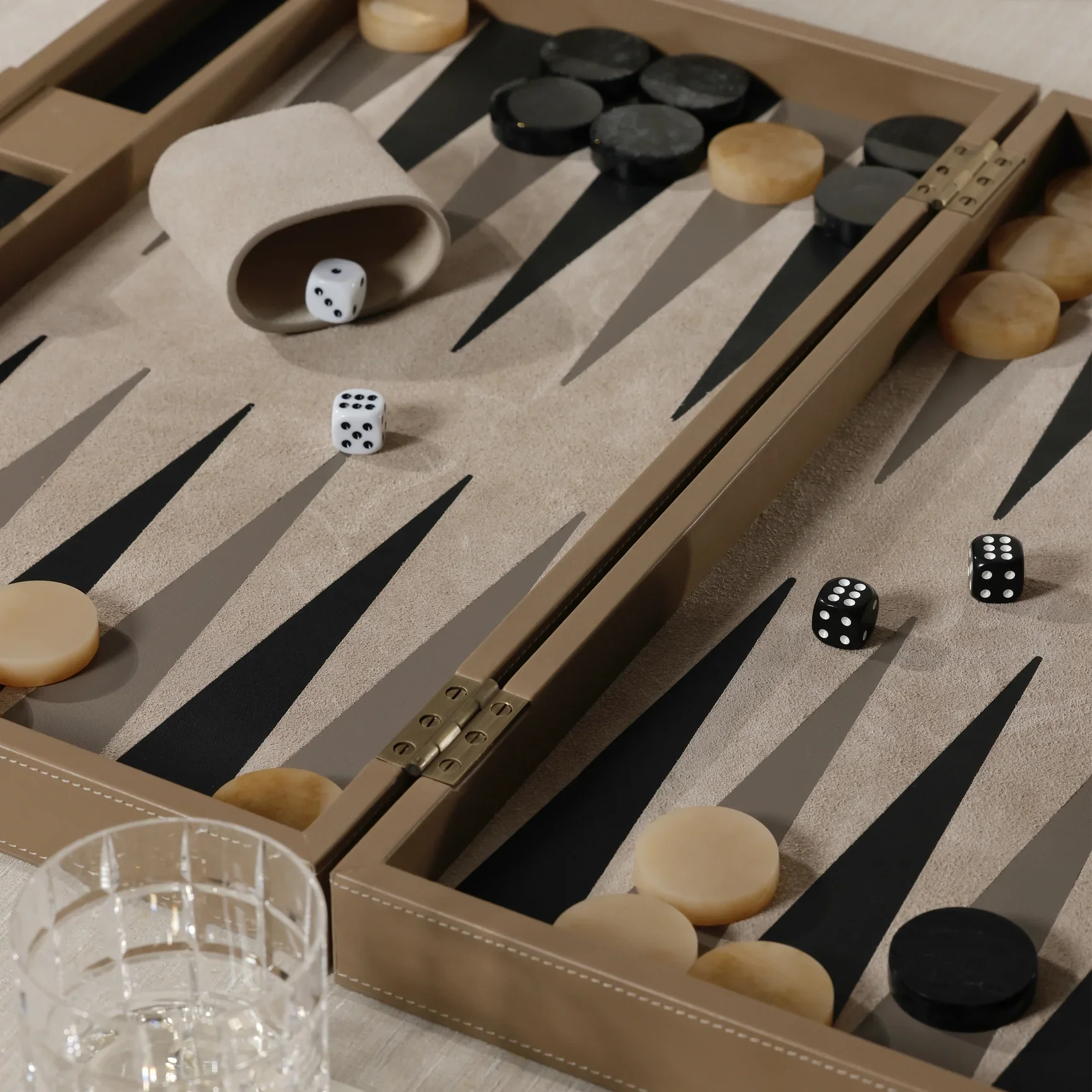 Geneva 19 in Backgammon Set - Taupe Leather - Image 7