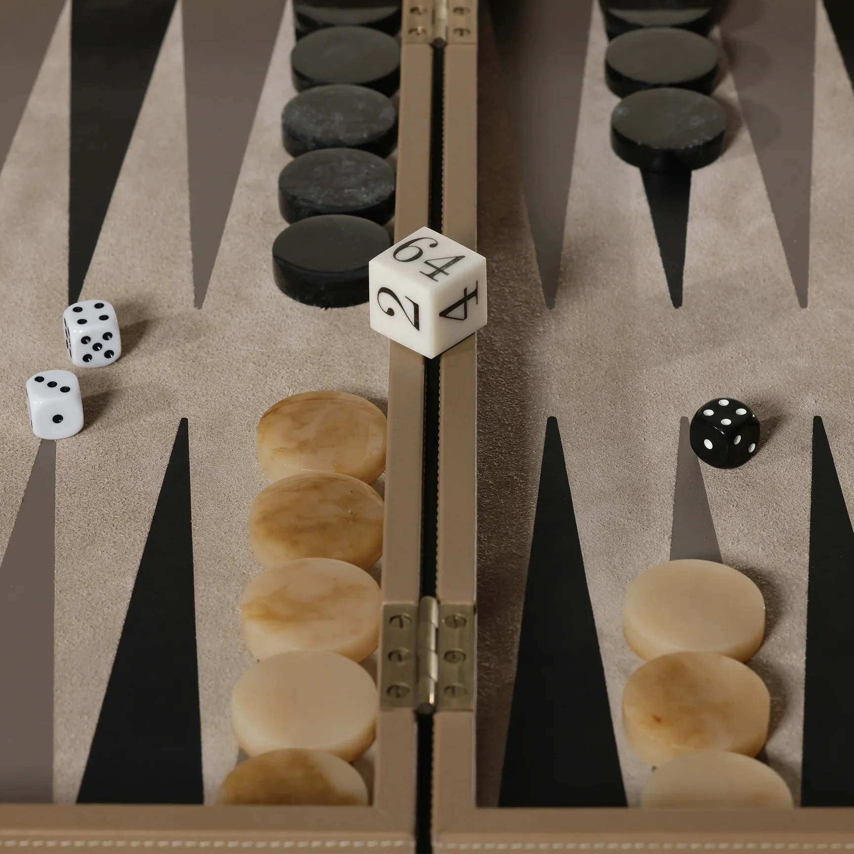 Geneva 19 in Backgammon Set - Taupe Leather - Image 9