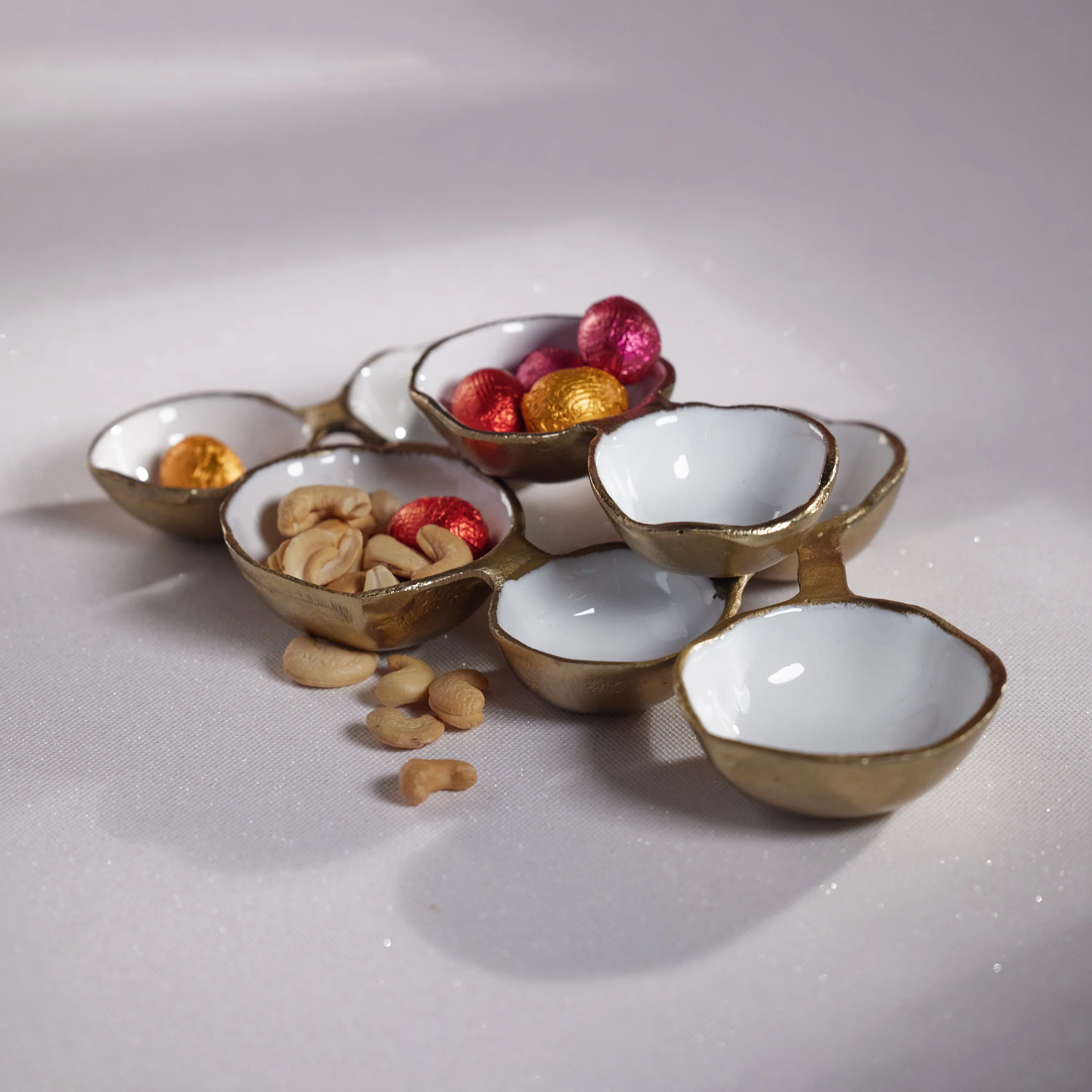 Small Cluster of Eight Serving Bowls in Gold and White - Image 3